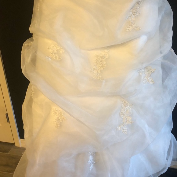Size 10 Ivory Wedding Dress. New with Tags - Picture 3 of 8